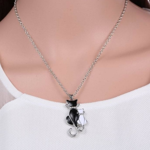 Really Cute 2 Cats Blk & Wht Rhinestone Necklace - Picture 4 of 4
